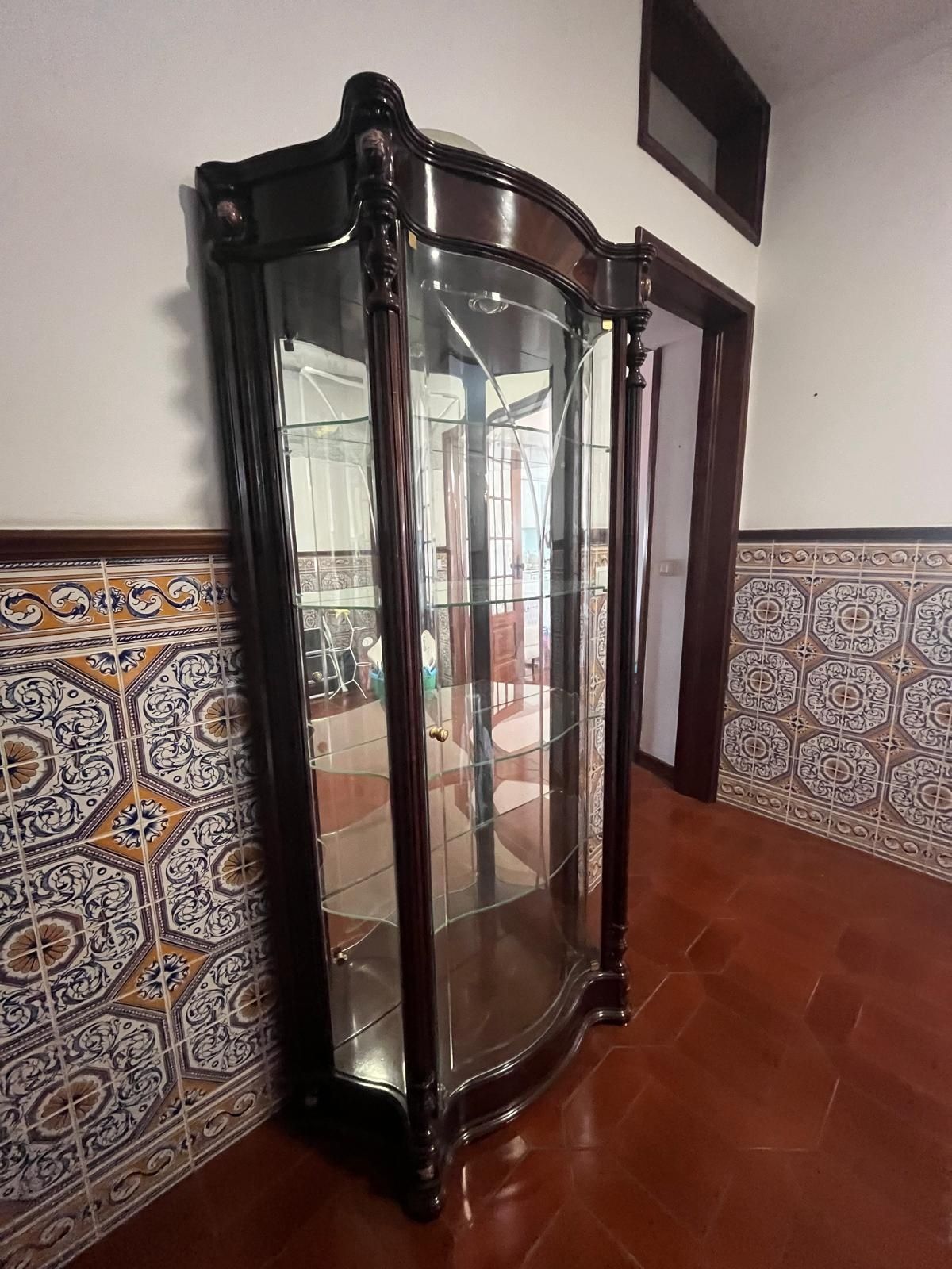 Cristaleira em madeira e vidro