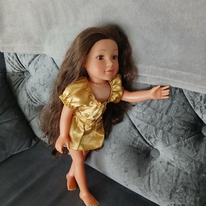 Śliczna lalka z długimi włosami.