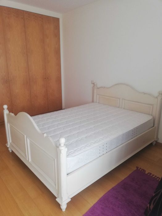 Cama de madeira pintada