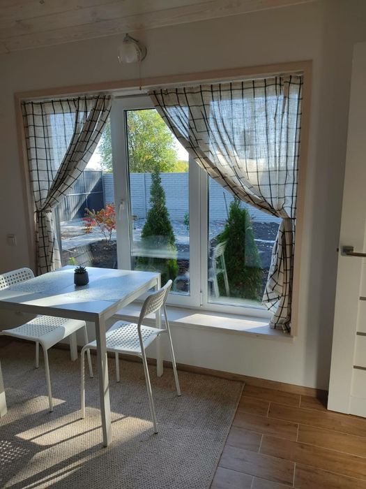 Подобово сучасний будинок з резервним електропостачанням