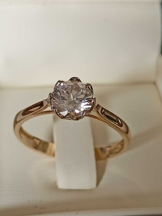 Złoty pierścionek 585 z brylantem 1,02 ct  (certyfikat)