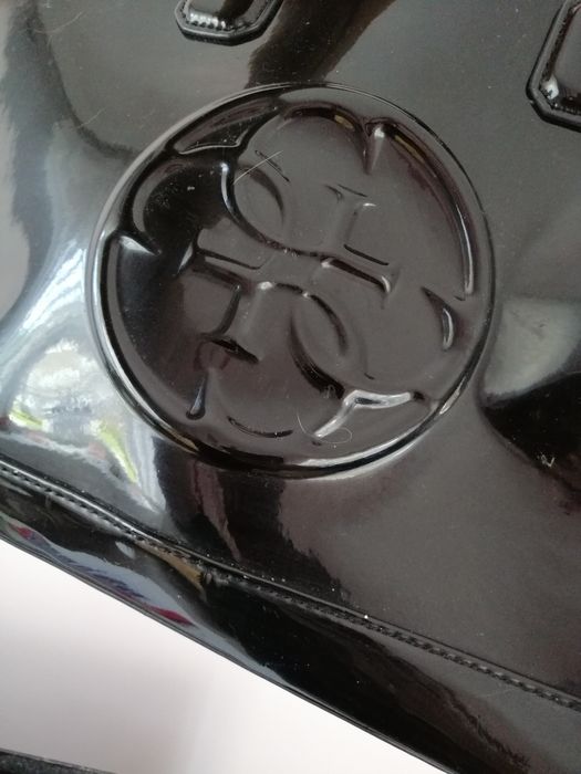 Czarna lakierowana torebka Guess