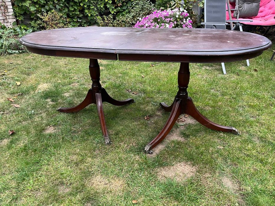 Stół drewniany stylizowany na antyk