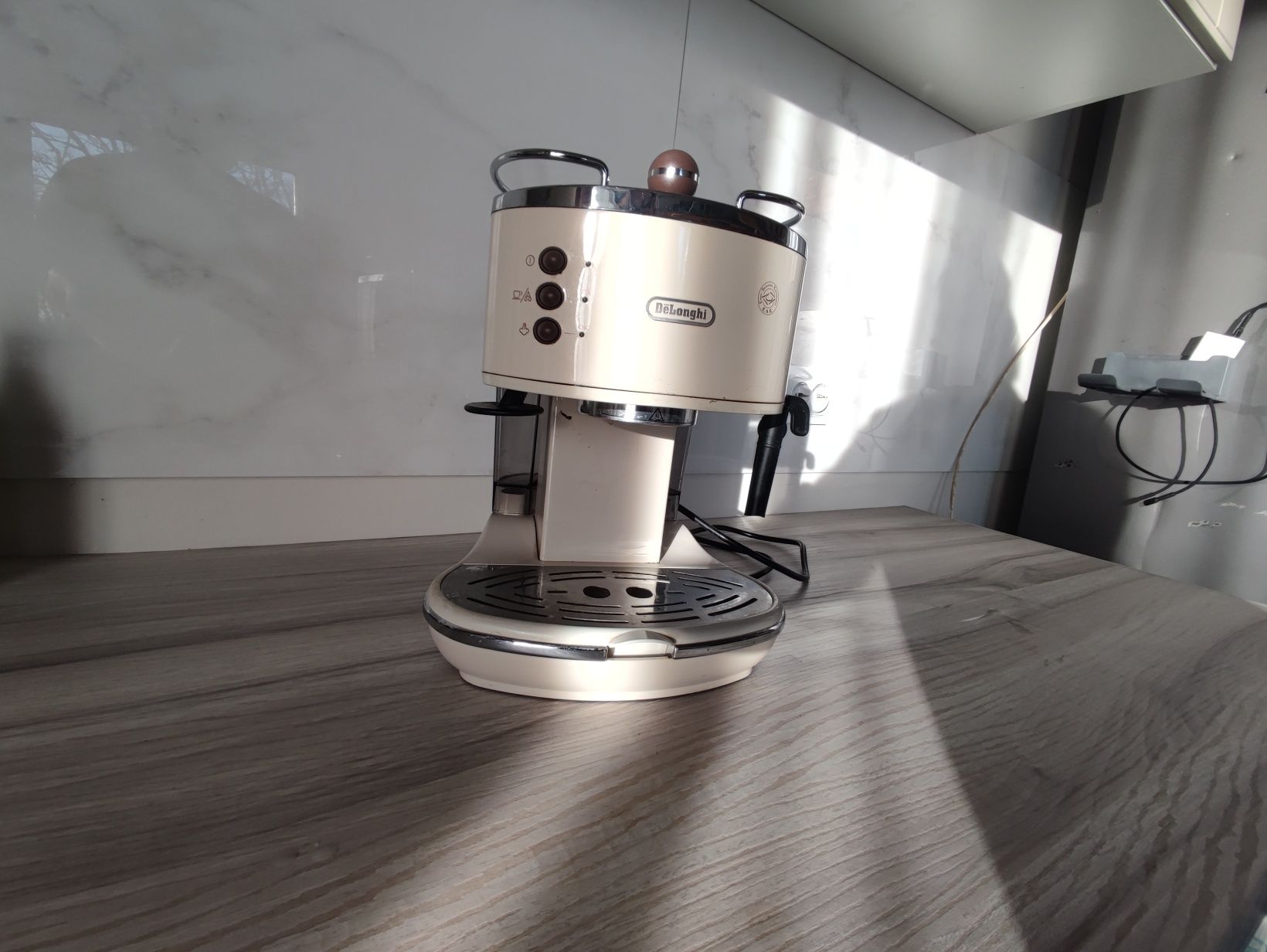 Рожковая кофемашина Delonghi Icona