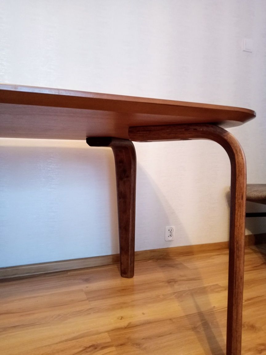 Stół pokojowy drewniany .