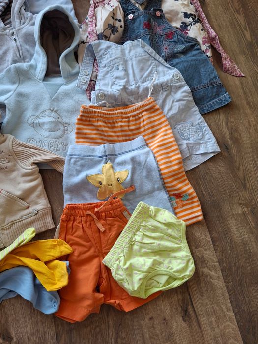 Zestaw ubranek w rozmiarze 62