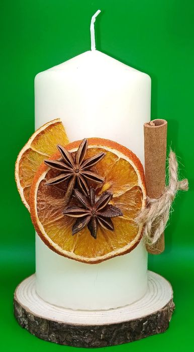 Świąteczna świeca dekoracyjna na drewnie.