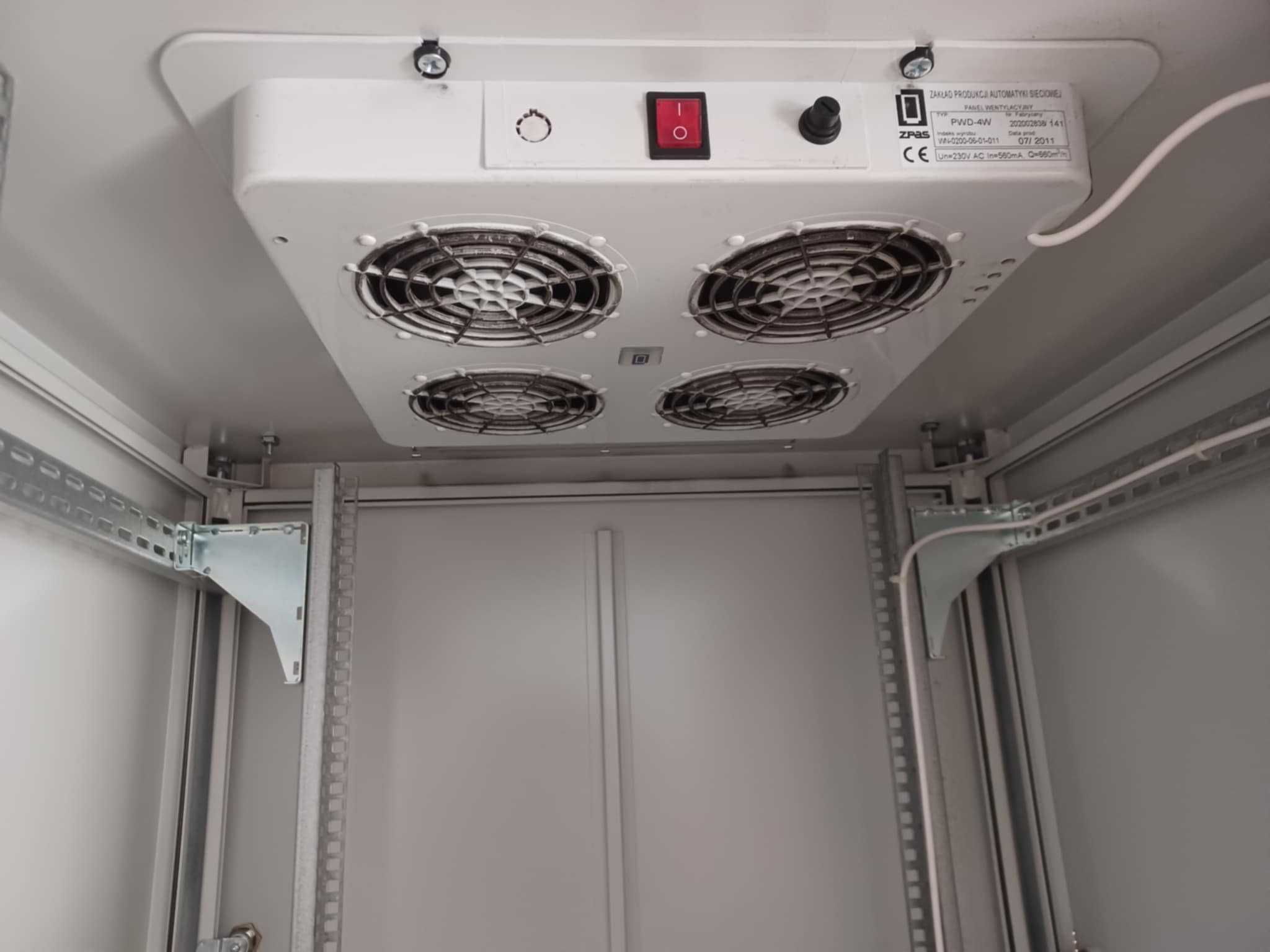 Szafa rack 19" 42U 800x800x2100 stojąca z szybą, używana