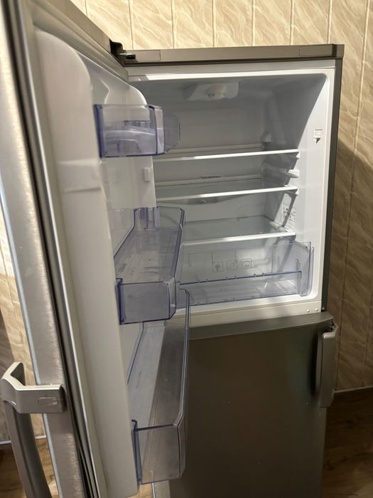 Lodówka z zamrażarką Beko srebrna