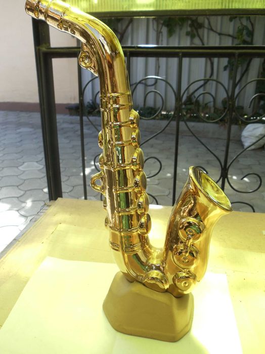 Продам подарочную  модель саксофона (керамика).