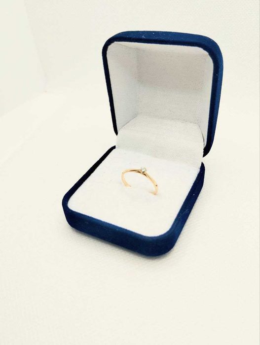 Золота каблучка з діамантом
Проба : 585 .