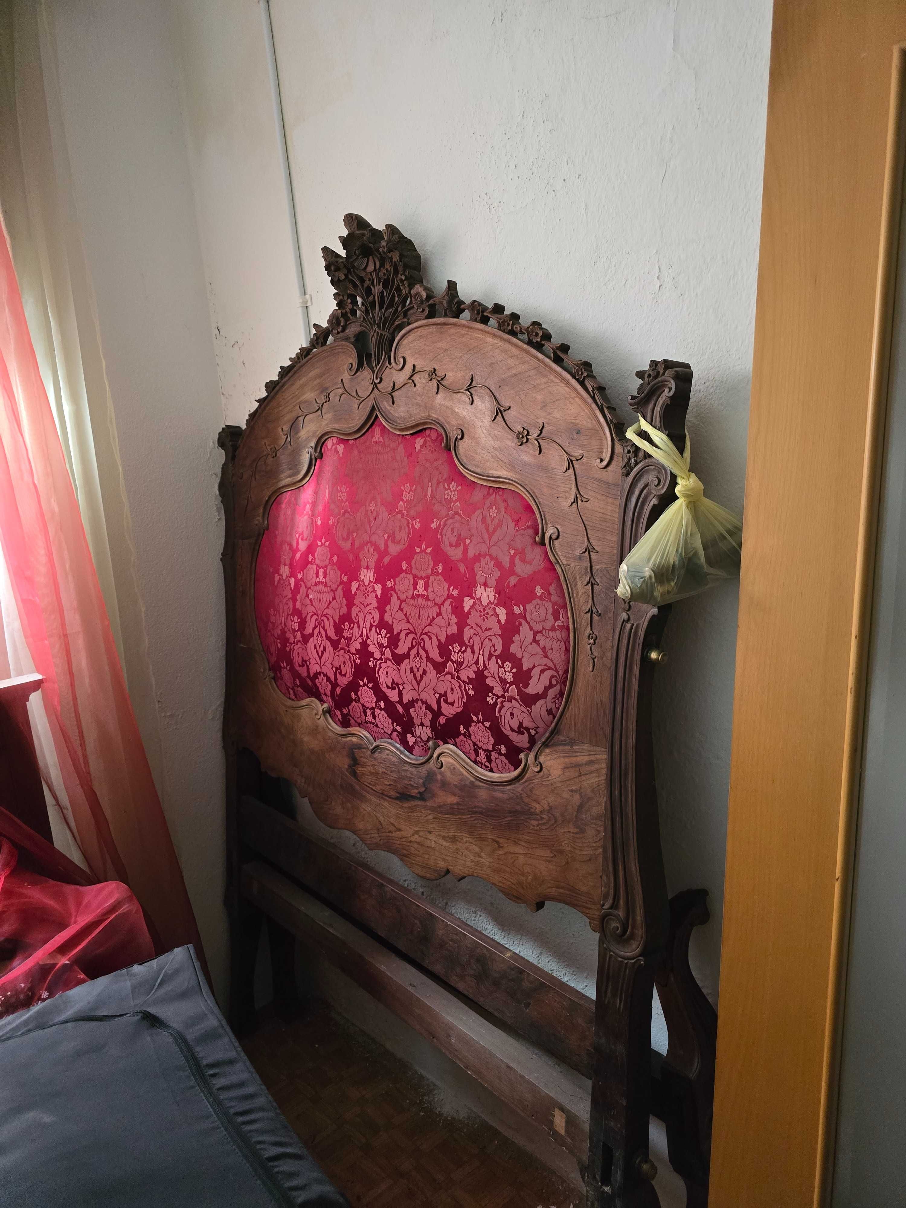 Cama de casal antiga com colchão