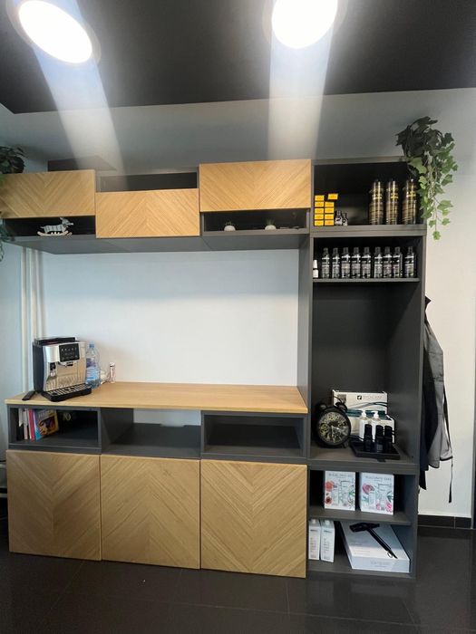 Meble w kolorze drewna i grafitu – komplet w bardzo dobrym stanie