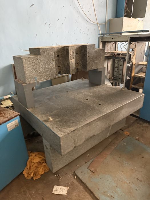 Стол гранитный .