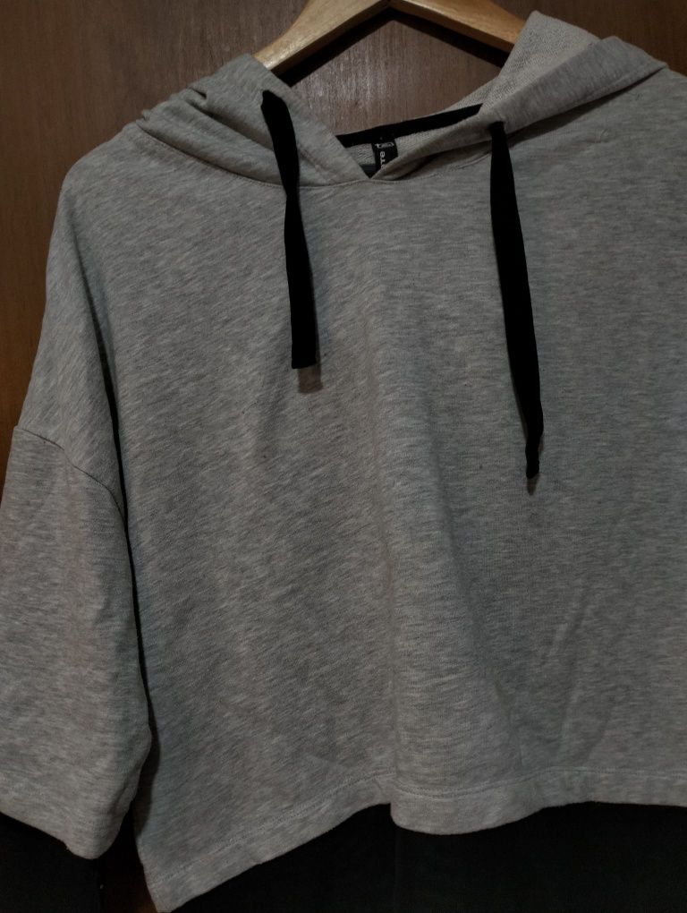 Hoodie cinzento com detalhes em preto nas

mangas. Novo sem etiqueta,