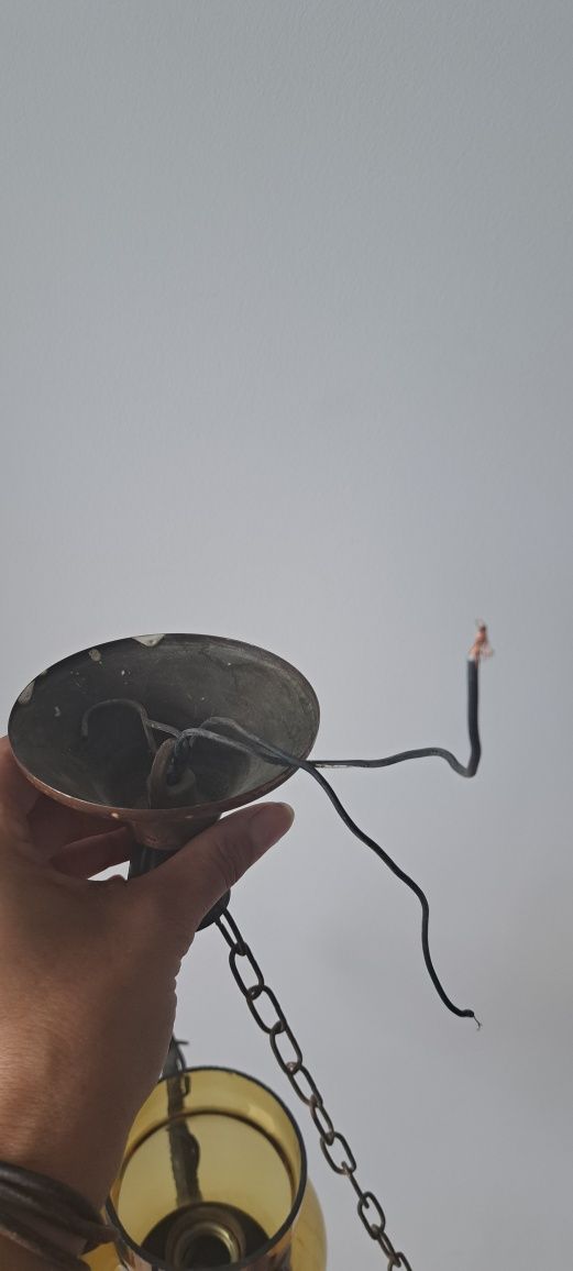 Lampa z czasów PRL z miodowym kloszem, w antycznym stylu