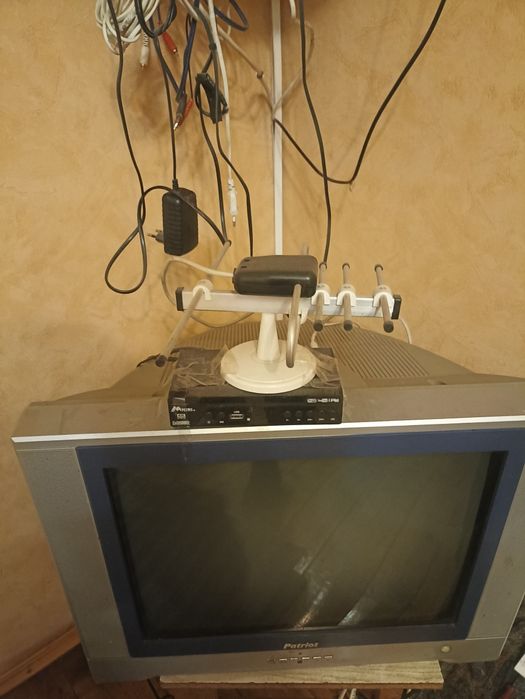 Телевізор JVC.Patriot .і кріплення до стіни