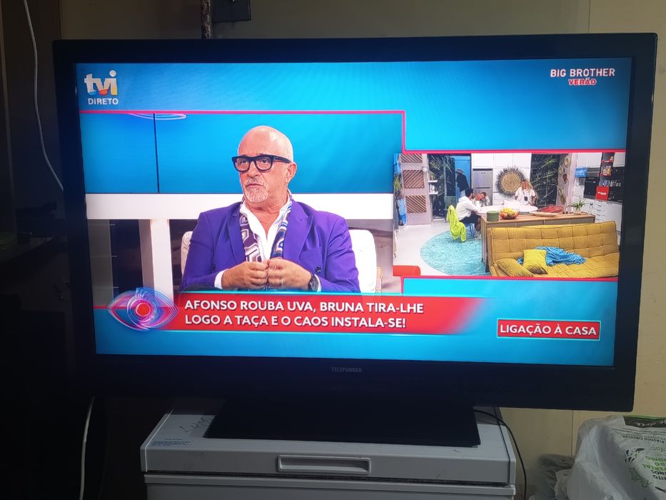 Vendo TV Full HD com 1m largura