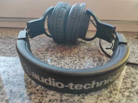 Sprzęt studyjny: słuchawki zamknięte, mikrofon i scarletka