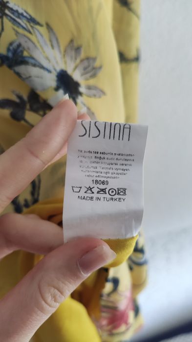Letnia, wzorzysta sukienka zakładana na szyję