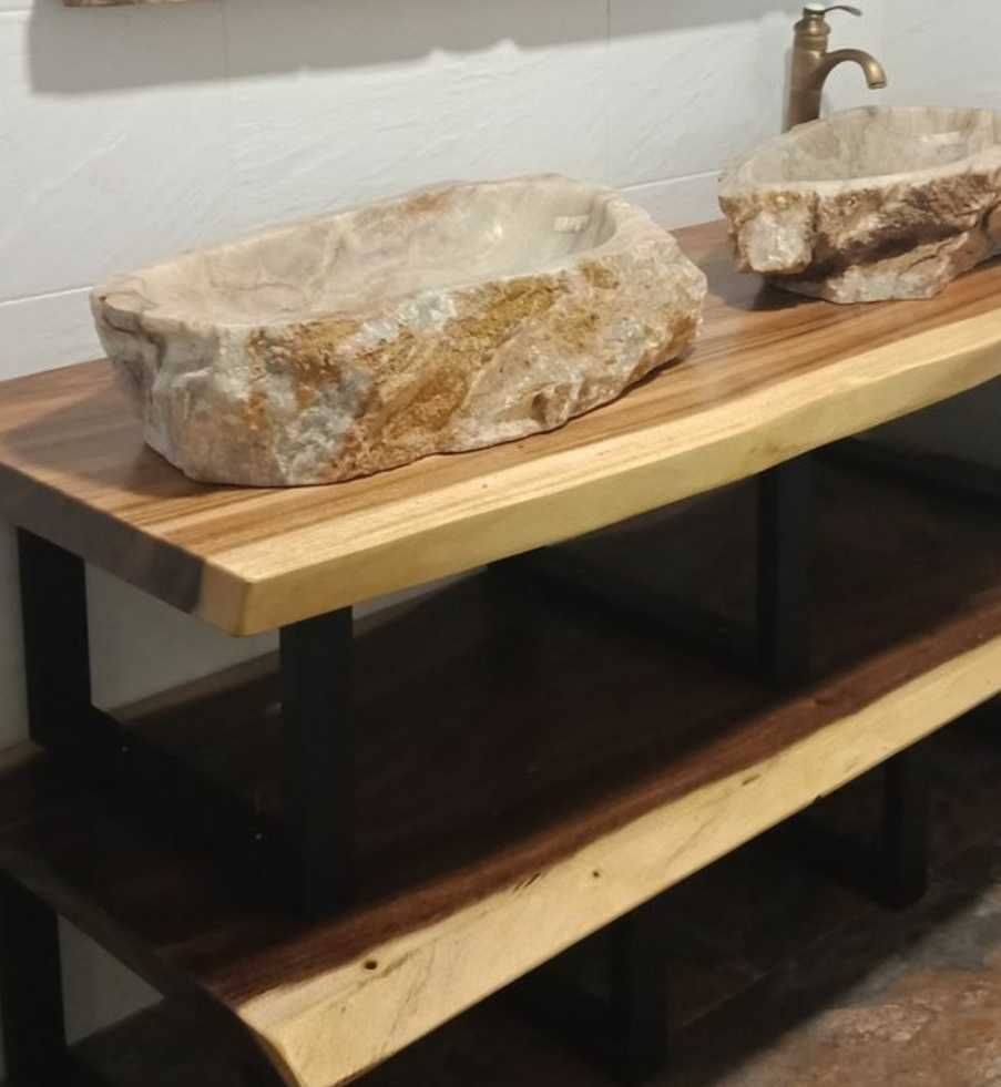 Wooden countertop for bathroom.Bancada de madeira para casa de banho.