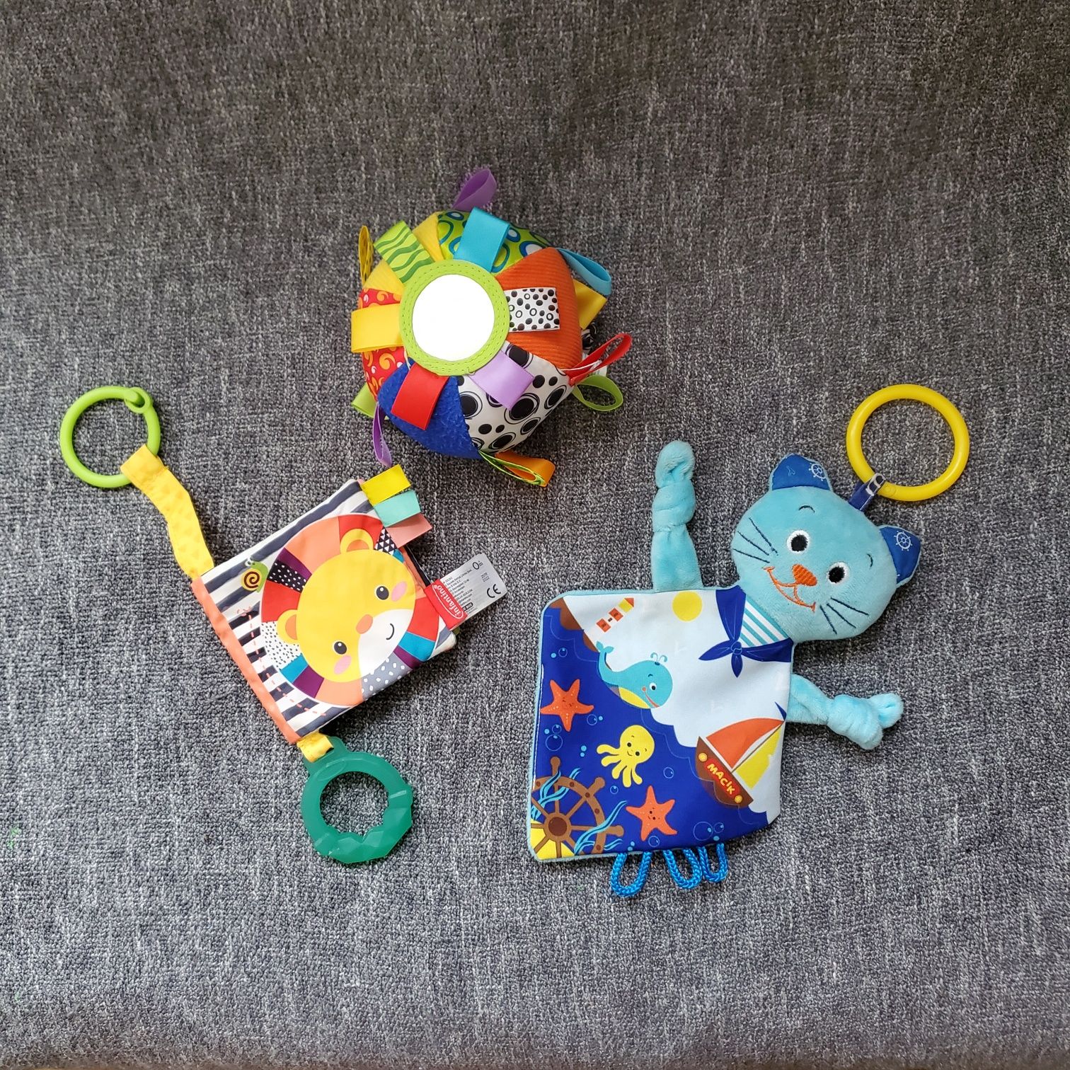Іграшки для найменших шуршалки playground/книжка infantino
