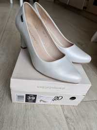Туфлі жіночі білі з перламутровим відтінком 39 р