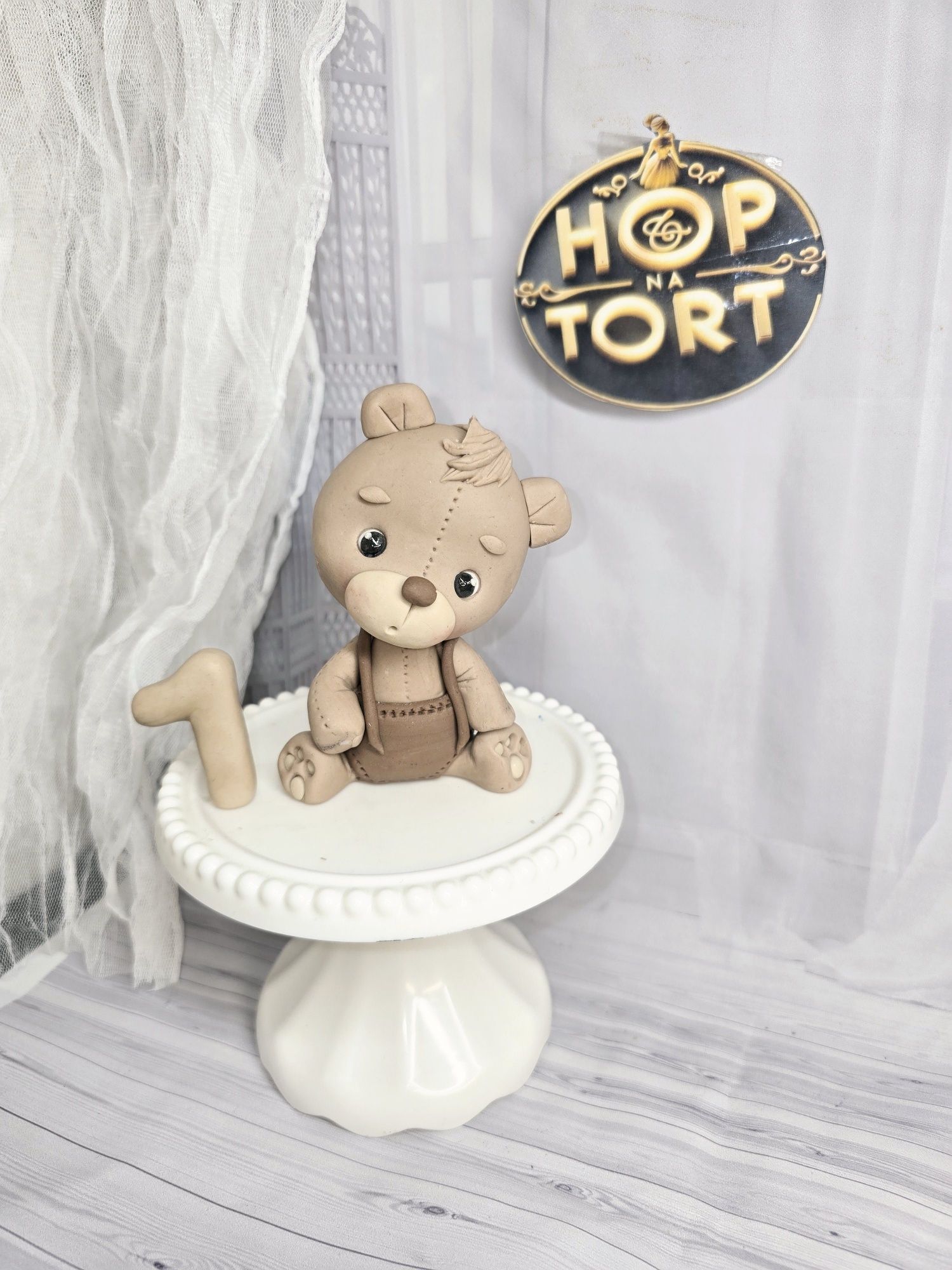 Króliczek z kwiatkami z masy cukrowej figurka na tort zajączek misiu
