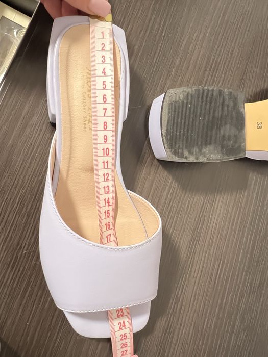 Шлепки кожаные цвет лаванда обуты один раз