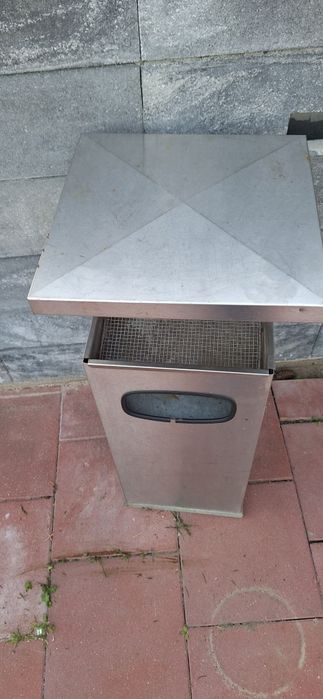 Zewnętrzny kosz na śmieci