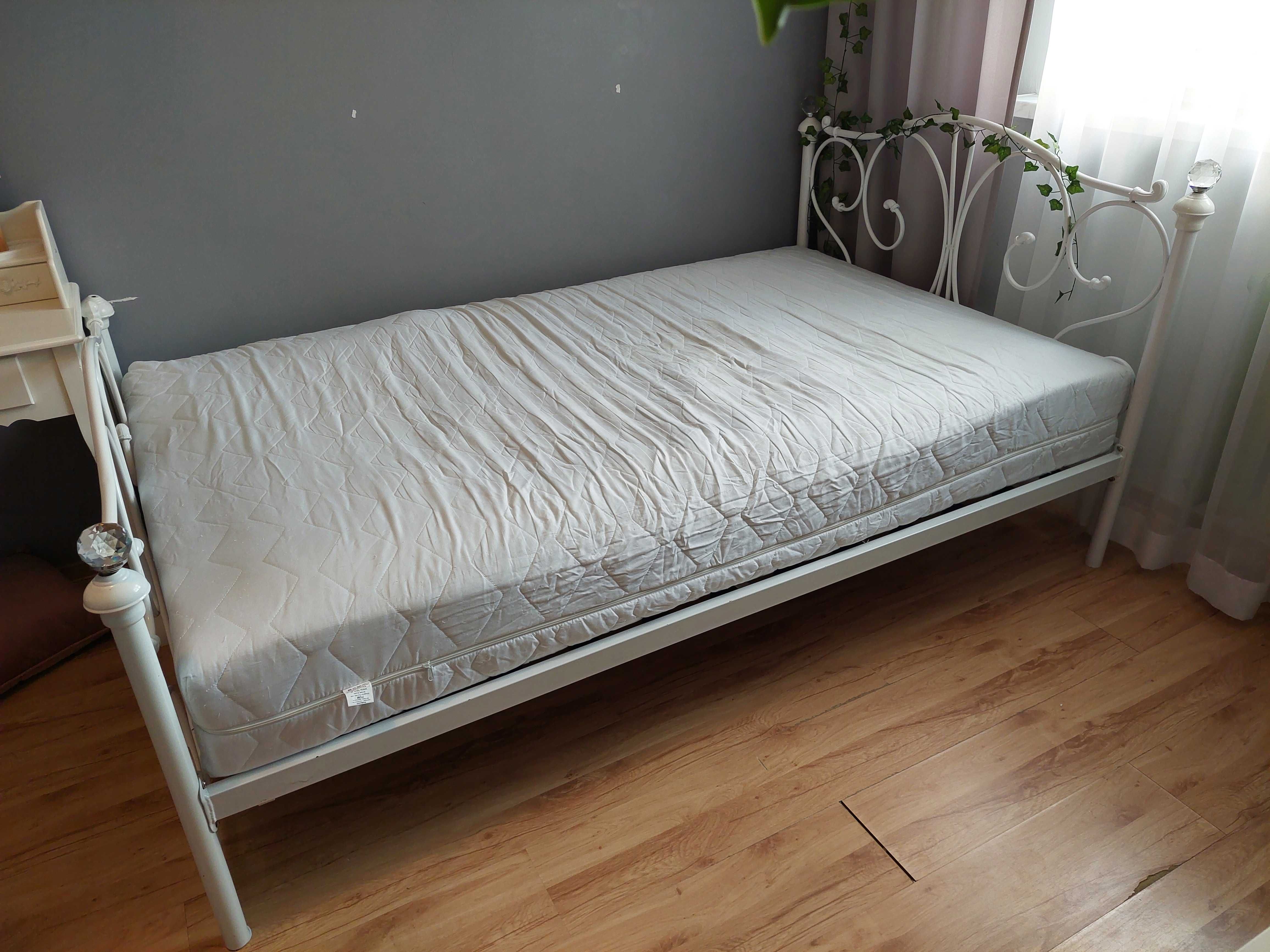Łóżko białe metalowe ze stelażem i materacem FDM 140x200cm