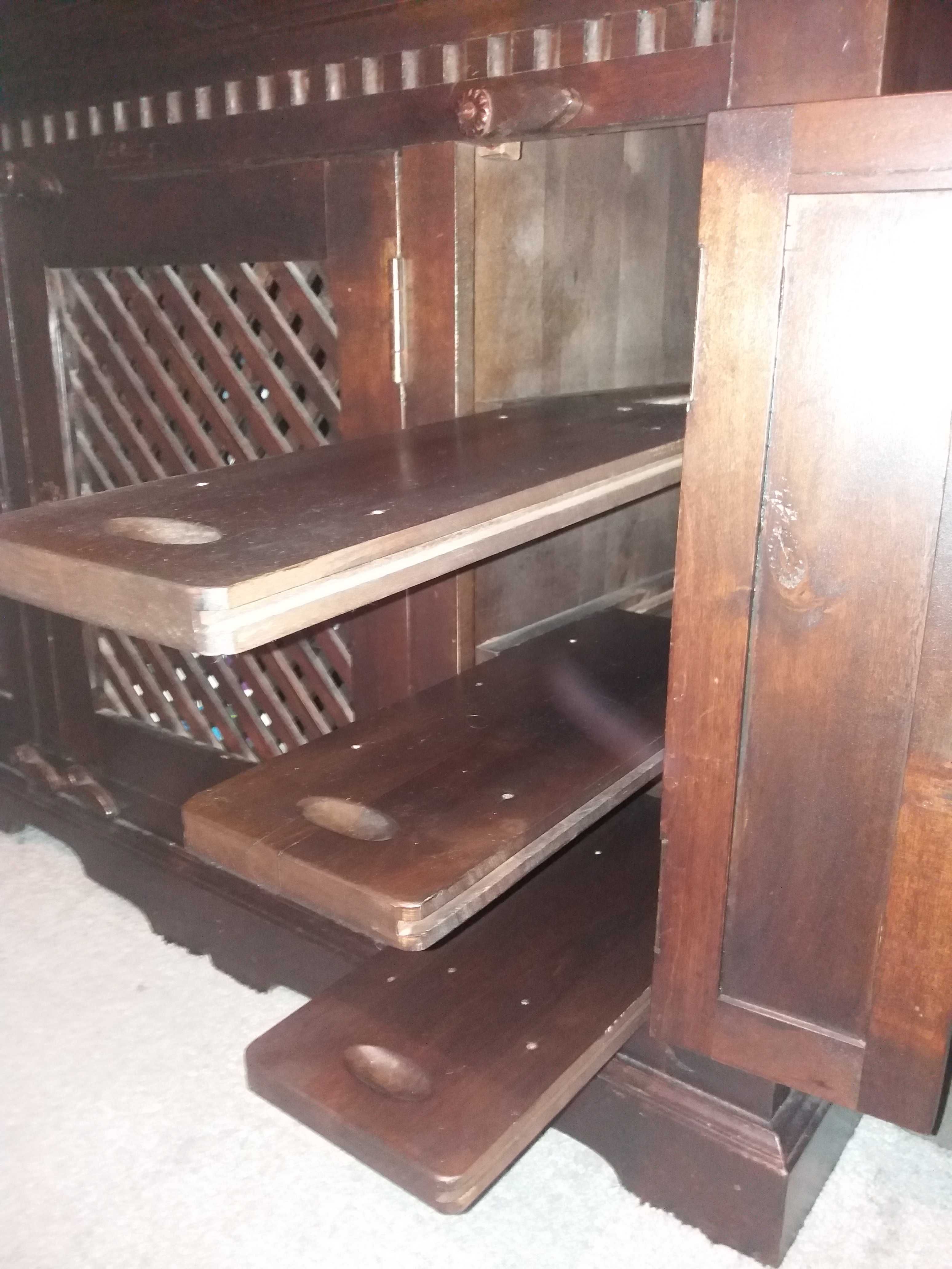 Drewniana szafka komoda w stylu kolonialnym