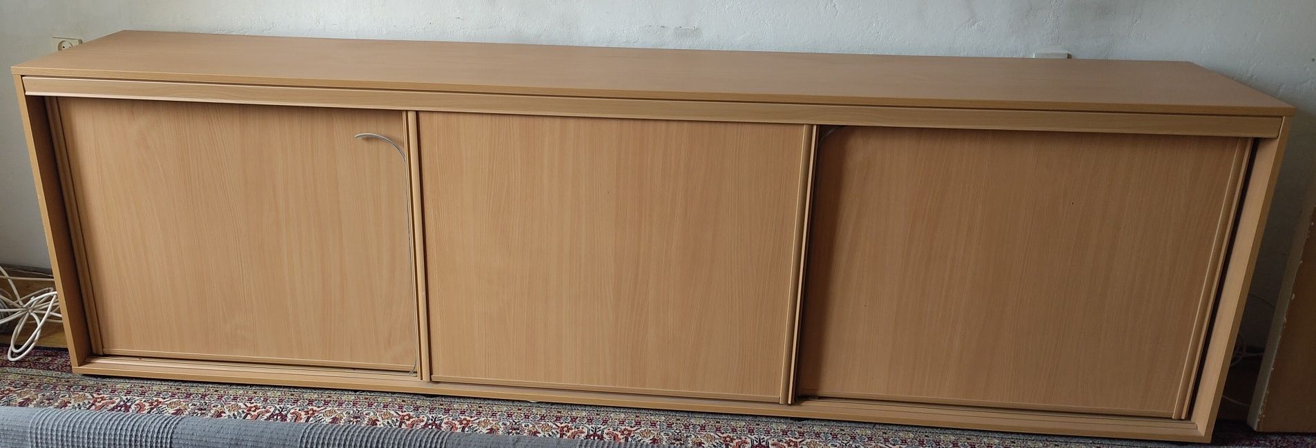 Duża szafka z drzwiami przesuwnymi