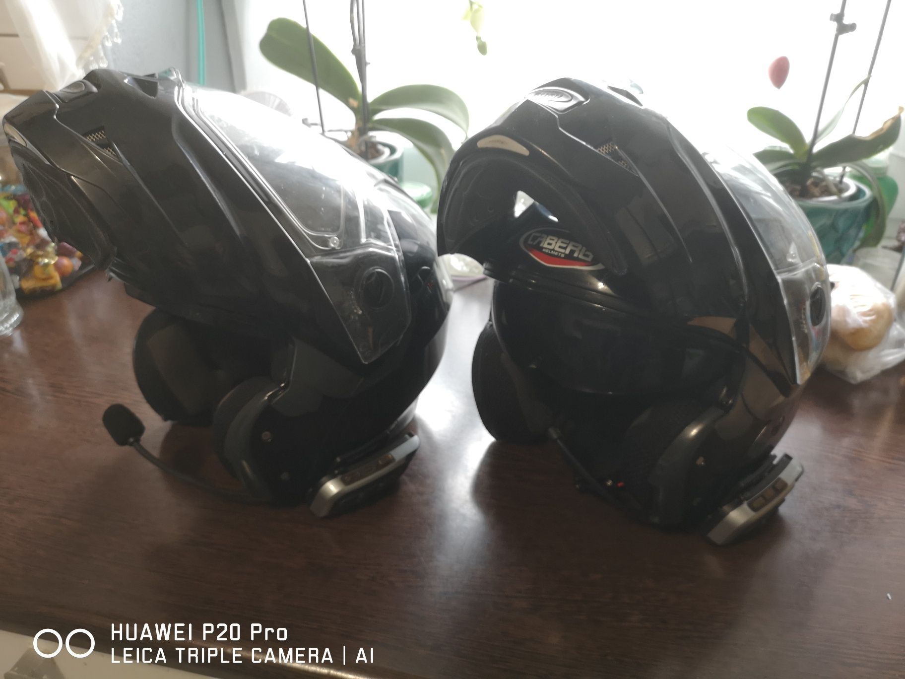 Dwa kaski Caberg Duke z zestawem słuchawkowy Scala Rider G9