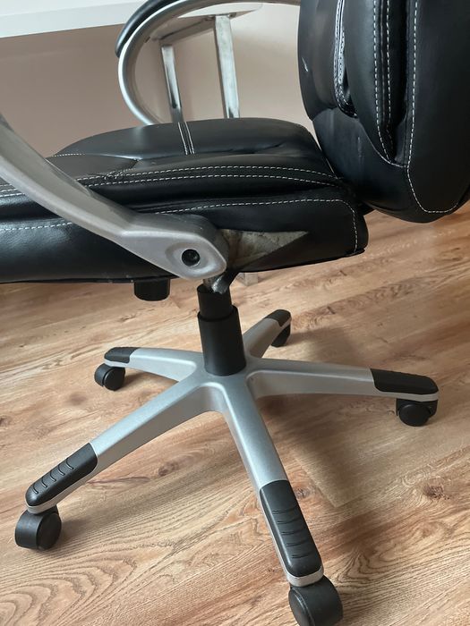 Fotel biurowy czarny, bardzo wygodny.