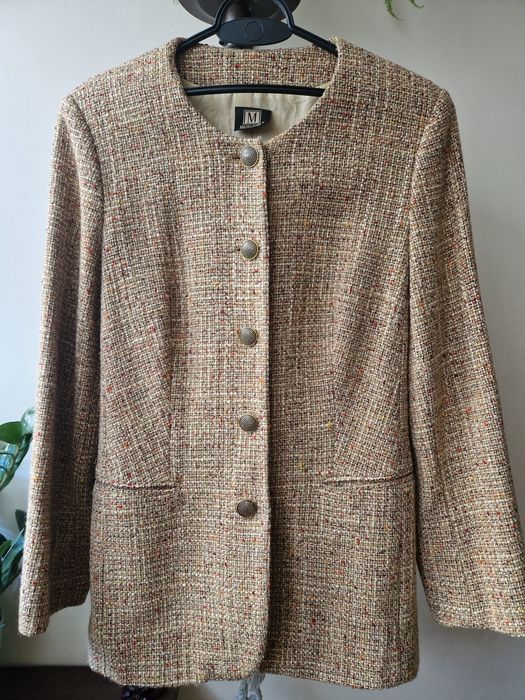 Eleganckie żakiet z złotymi guzikami.