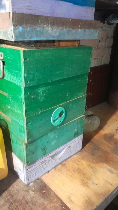 Продам улья  пчел медогонки рамки. Пчелоинвентарь.