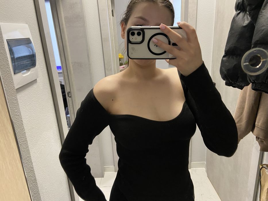 Гарна кофтинка чорного кольору