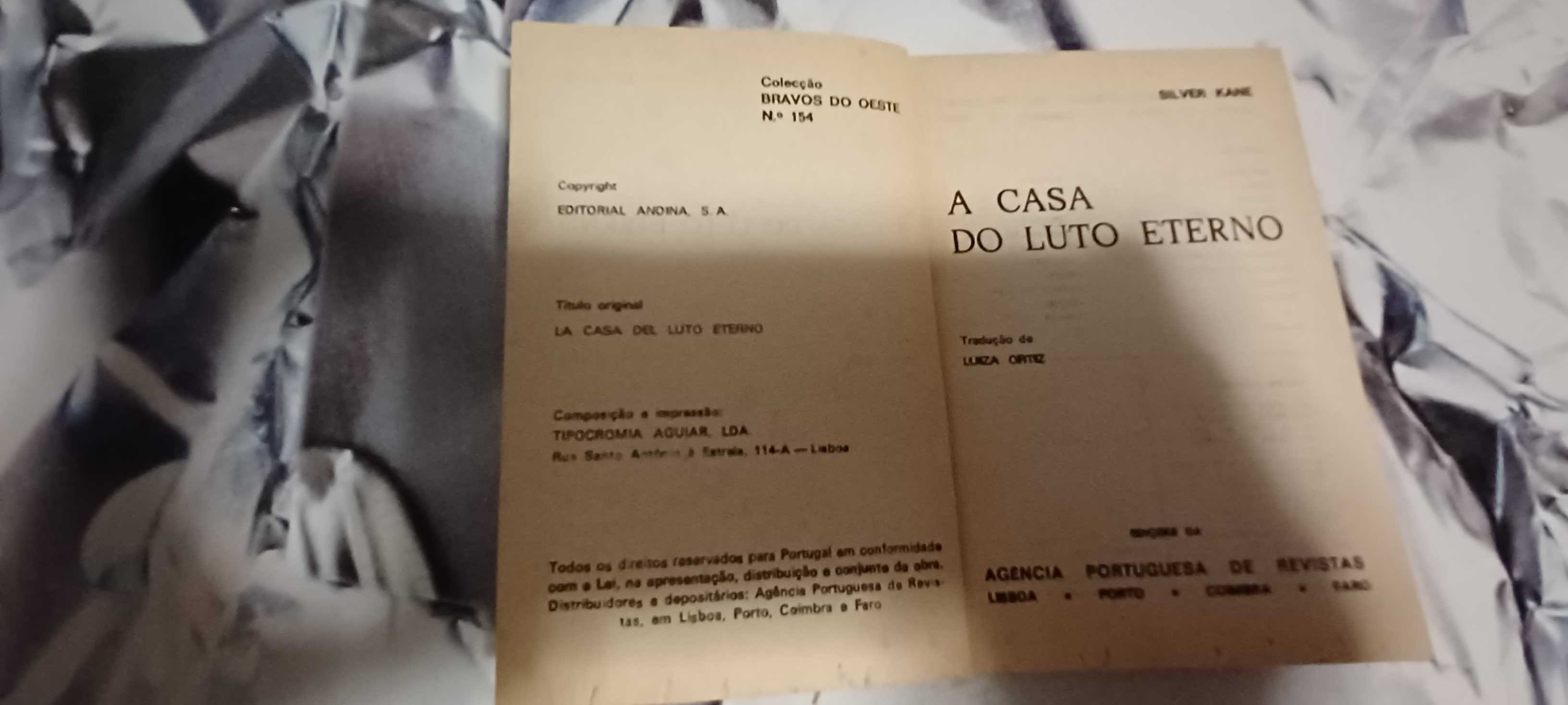 Livro _A Casa do Luto Eterno_ de Silver Kane