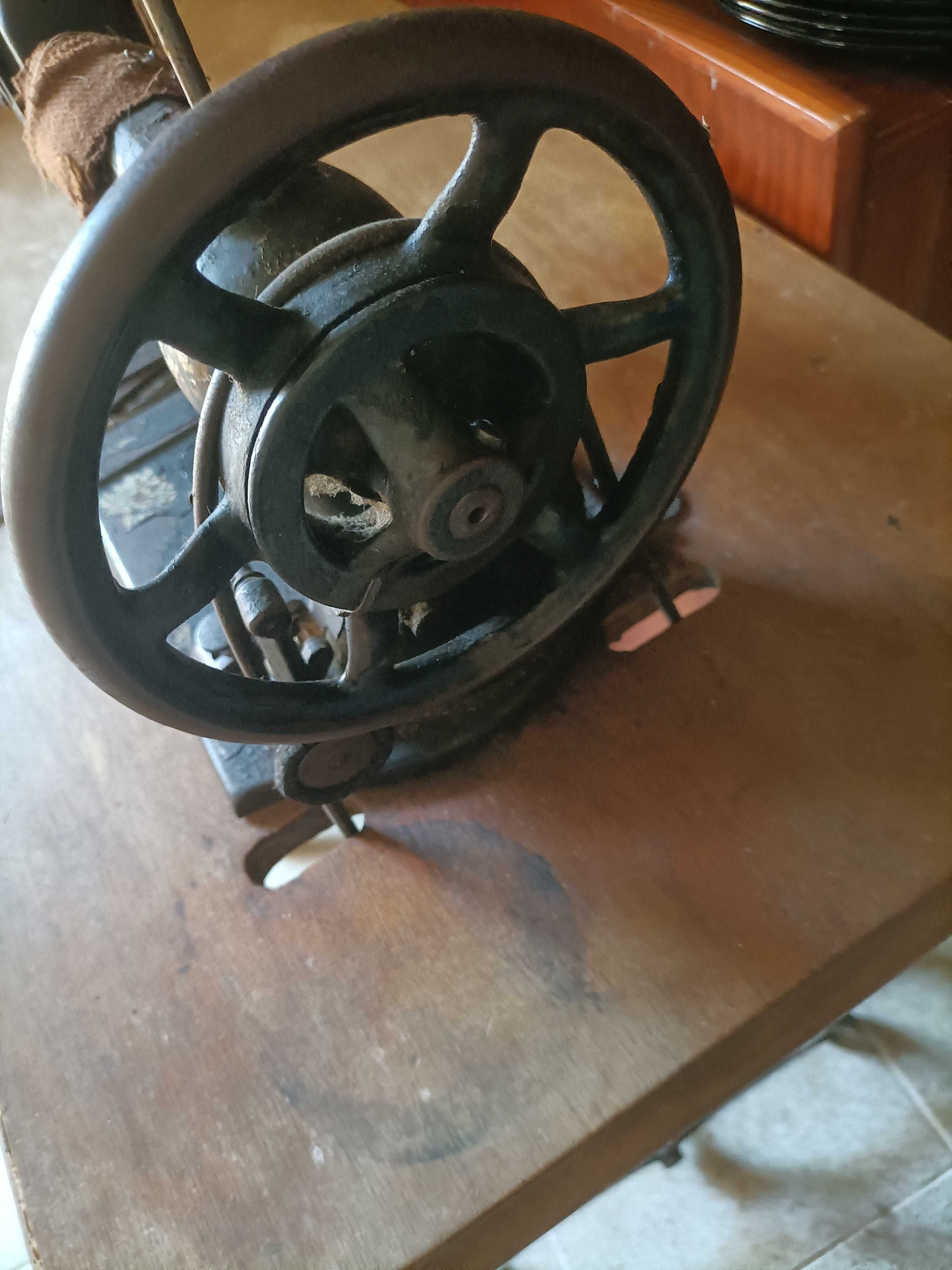 Máquina de costura muito antiga