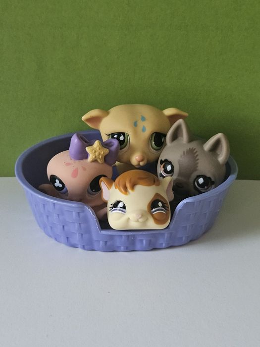 Figurki w fioletowym kojcu