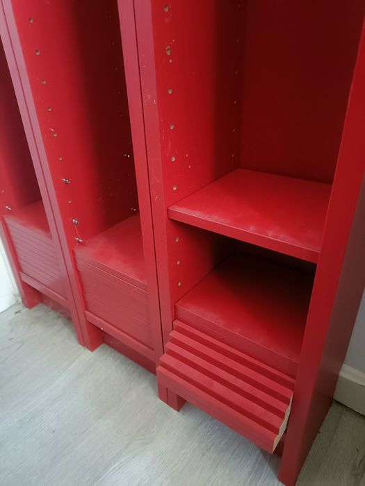 Estante para CDS vermelha com várias prateleiras