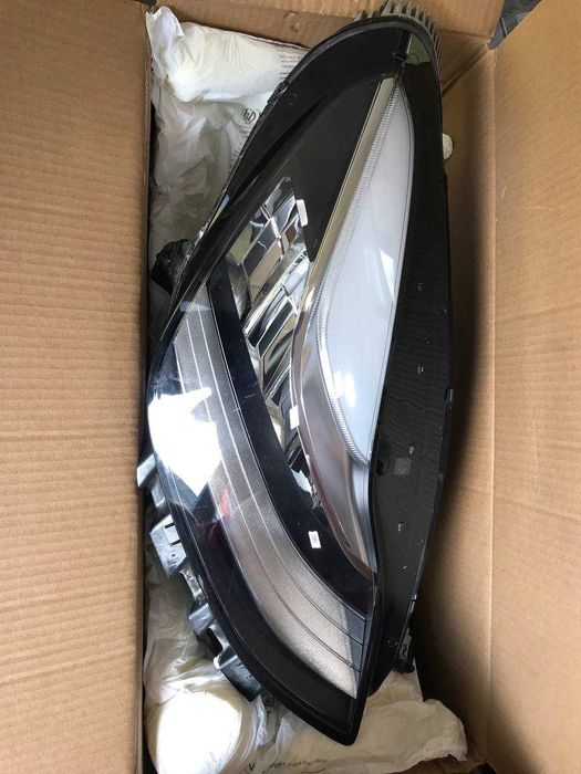 фара правая Tesla Y  (оригинал,состояние идеальное)