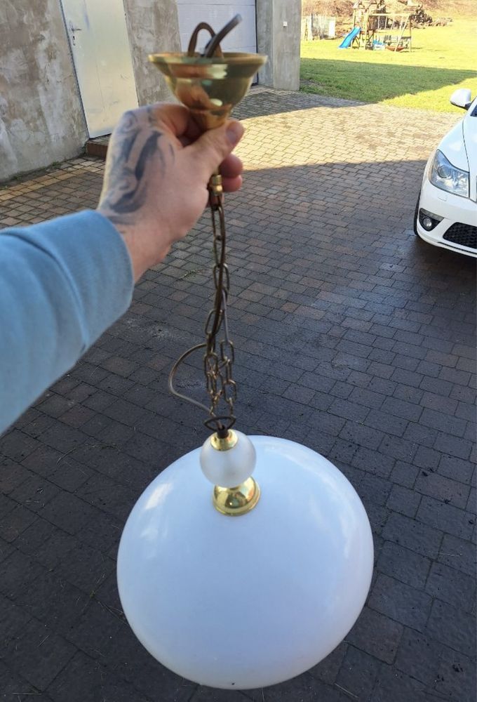 Lampa wiszaca białe szkło mosiądz duża