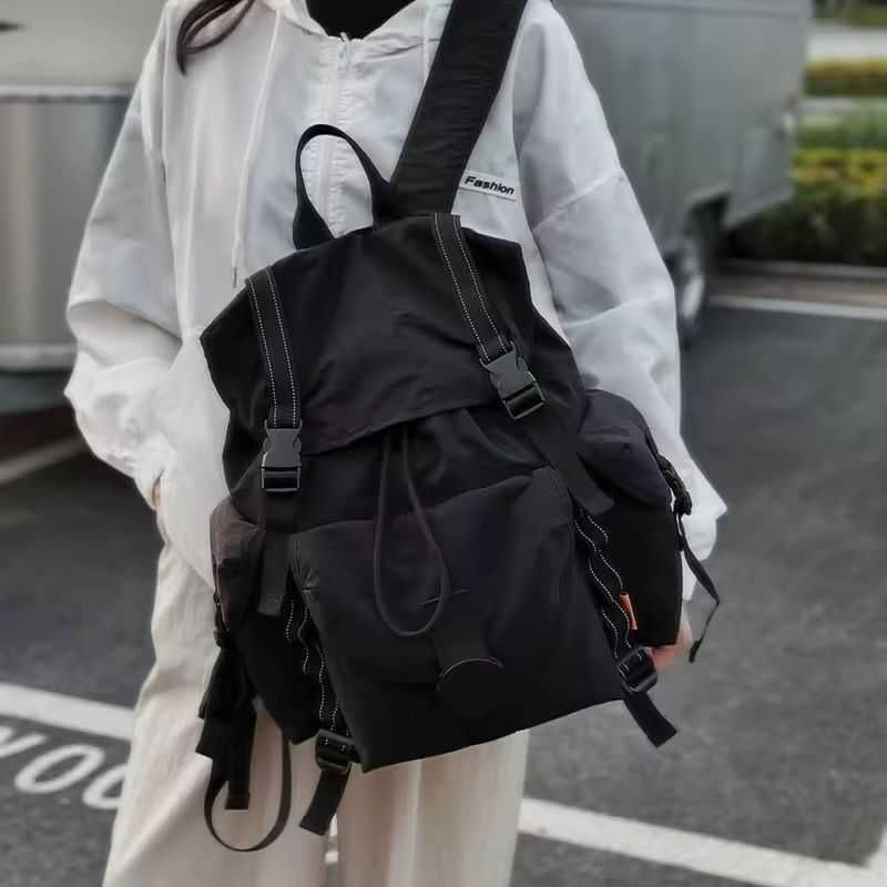 Mochila Preta/ Branca (cabe Macbook de 16")
