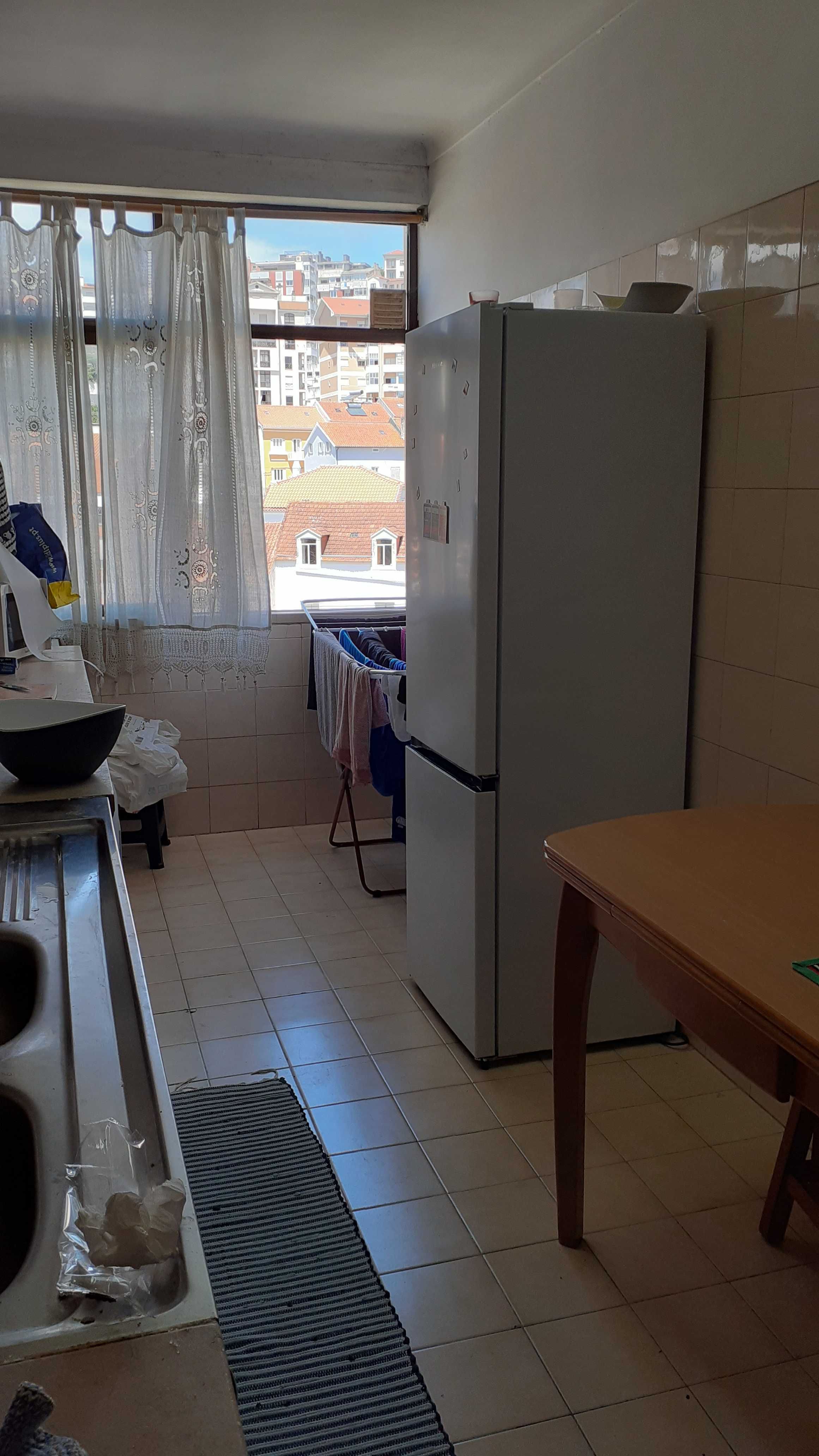 Arrenda quarto mobilado em apartamento independente a estudante
