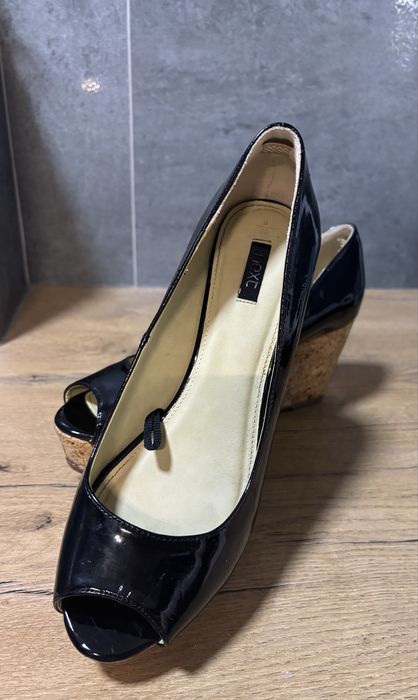 Czarne lakierowane buty na koturnie NEXT r. 39