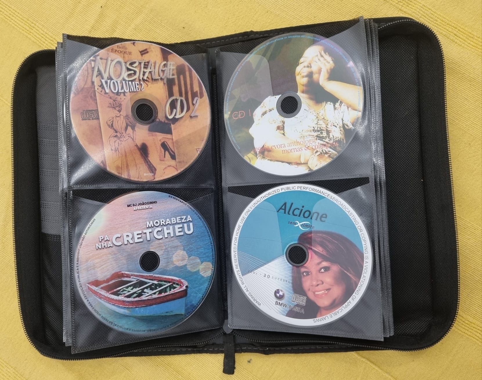 Mala de CDS vários Musicas Africanas alguns