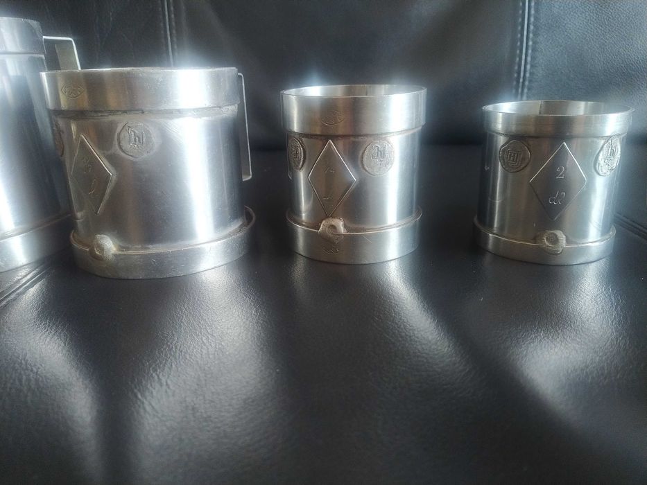 Antigo conjunto medidas de taberna, mercearia, em inox, com aferição
