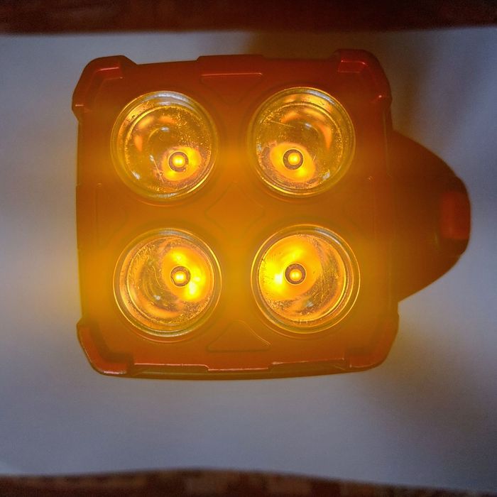 Багатофункціональний ліхтарик з сонячною панеллю